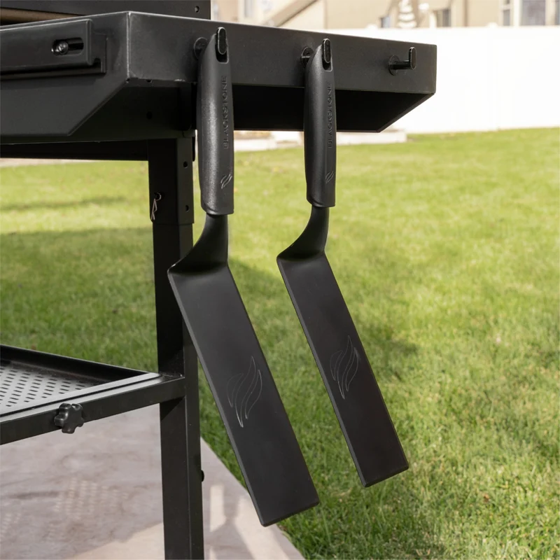 Blackstone - 28" Gril Omnivore en édition limitée avec ensemble de spatules noires en édition limitée et couvercle souple de qualité supérieure
