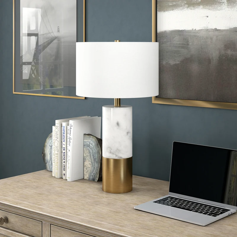 Hudson&Canal - Lampe de table Liana 61 cm de haut avec abat-jour en tissu - Marbre/laiton/blanc