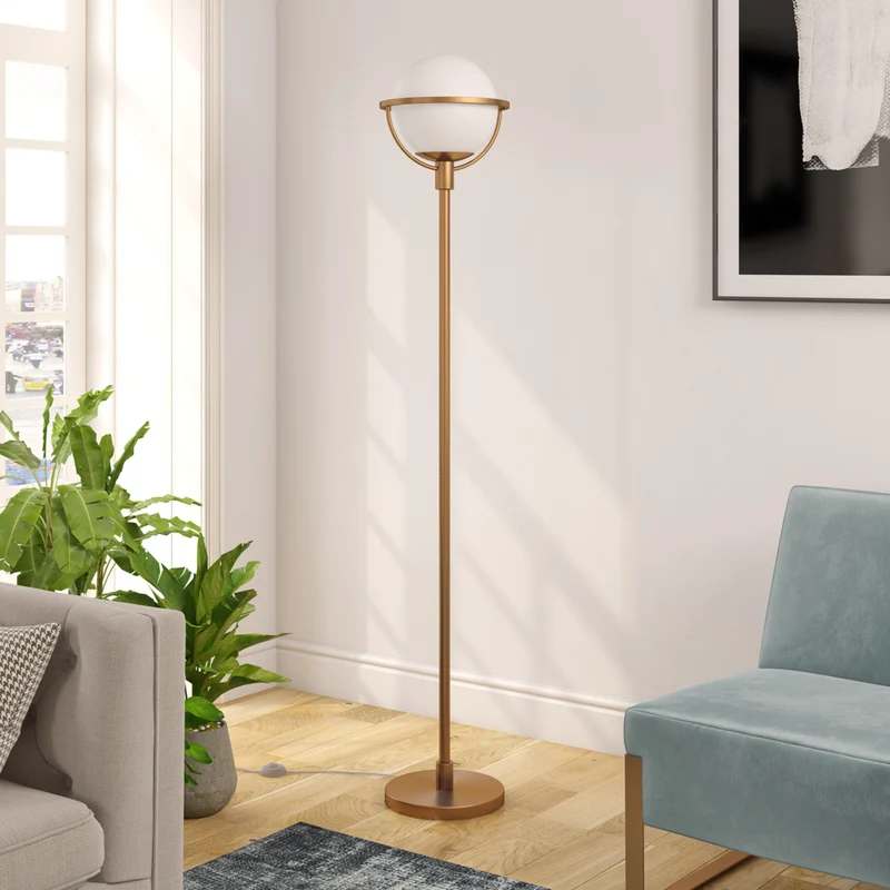 Hudson&Canal - Lampadaire Cieonna Globe & Stem avec abat-jour en verre - Laiton/Blanc