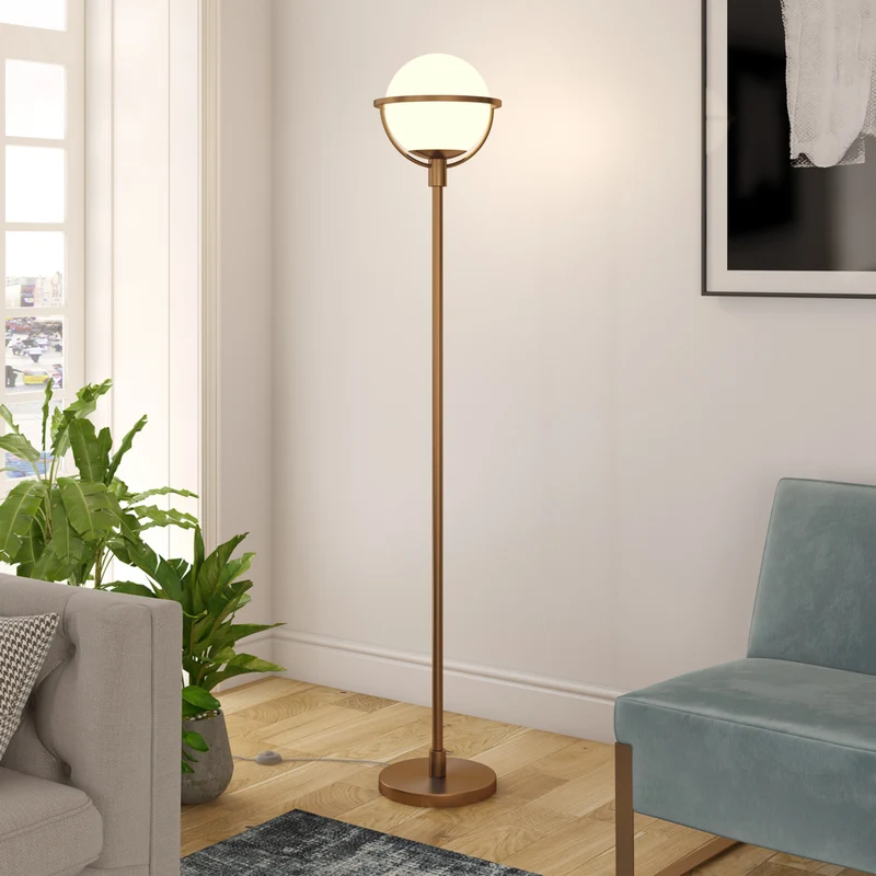 Hudson&Canal - Lampadaire Cieonna Globe & Stem avec abat-jour en verre - Laiton/Blanc