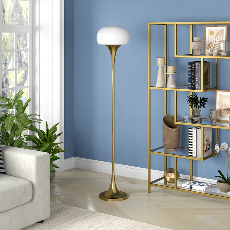 Hudson&Canal - Lampadaire torchère Aleister avec abat-jour en verre - Laiton/blanc lait