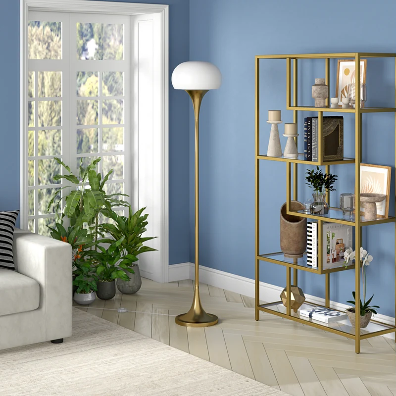 Hudson&Canal - Lampadaire torchère Aleister avec abat-jour en verre - Laiton/blanc lait