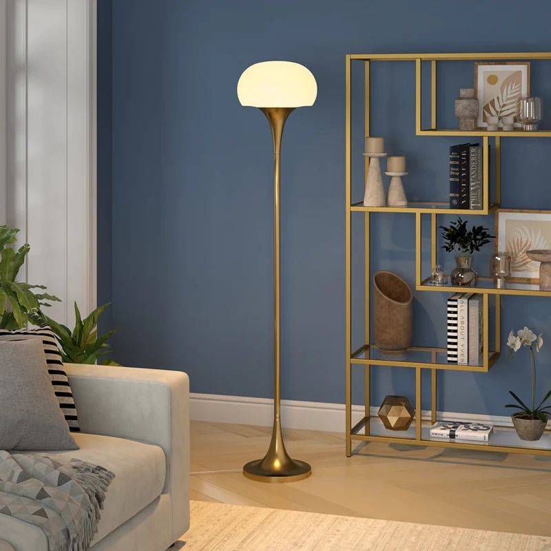 Hudson&Canal - Lampadaire torchère Aleister avec abat-jour en verre - Laiton/blanc lait