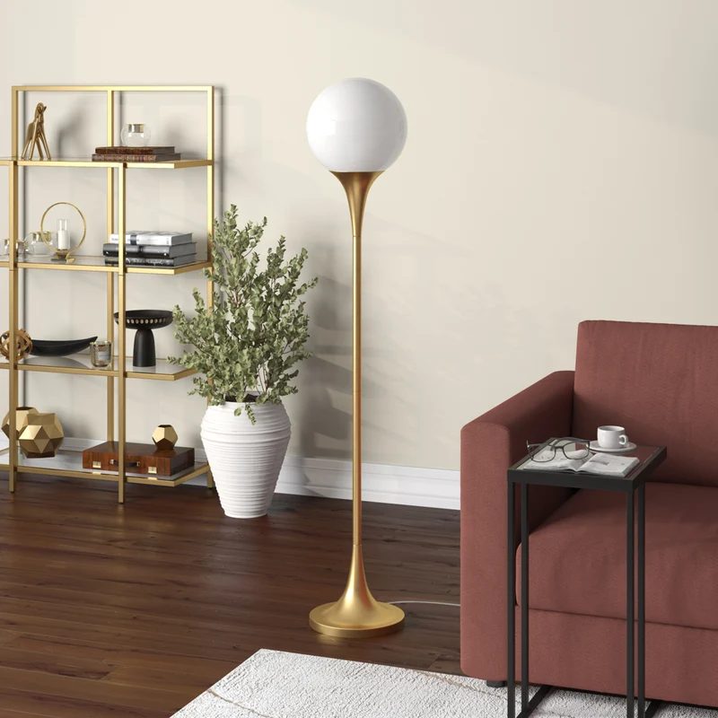 Hudson&Canal - Lampadaire Torchère Mahdi avec abat-jour en verre - Laiton/Blanc laiteux