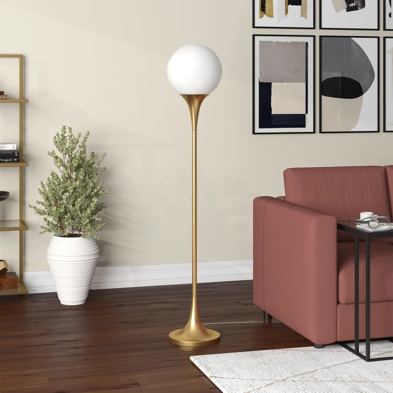 Hudson&Canal - Lampadaire Torchère Mahdi avec abat-jour en verre - Laiton/Blanc laiteux